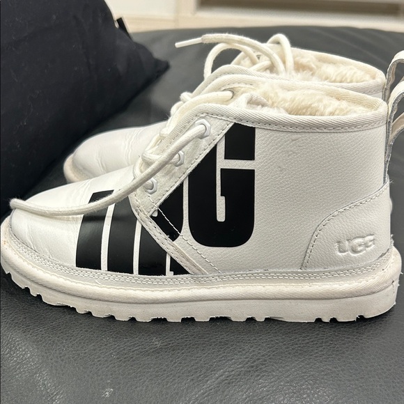 UGG  White and Black Logo Boots - Picture 5 of 9